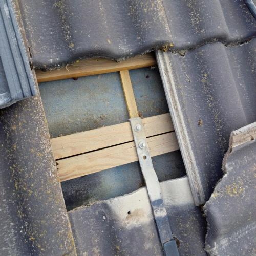 Sjekker undertak og bytter takstein